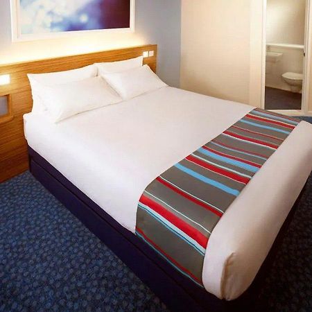 Travelodge Cardiff Central Queen Street Exterior photo