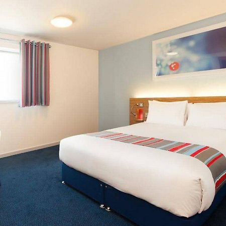 Travelodge Cardiff Central Queen Street Exterior photo