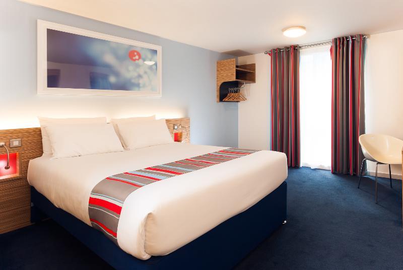 Travelodge Cardiff Central Queen Street Exterior photo