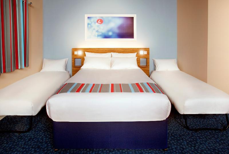 Travelodge Cardiff Central Queen Street Exterior photo